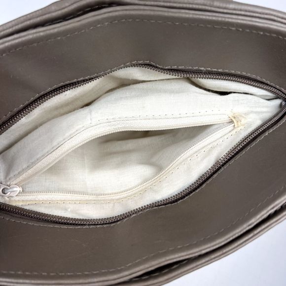 Vintage Clamshell Leather Clutch Handbag Gold-Tone Hardware, Beige - Picture 5 of 9